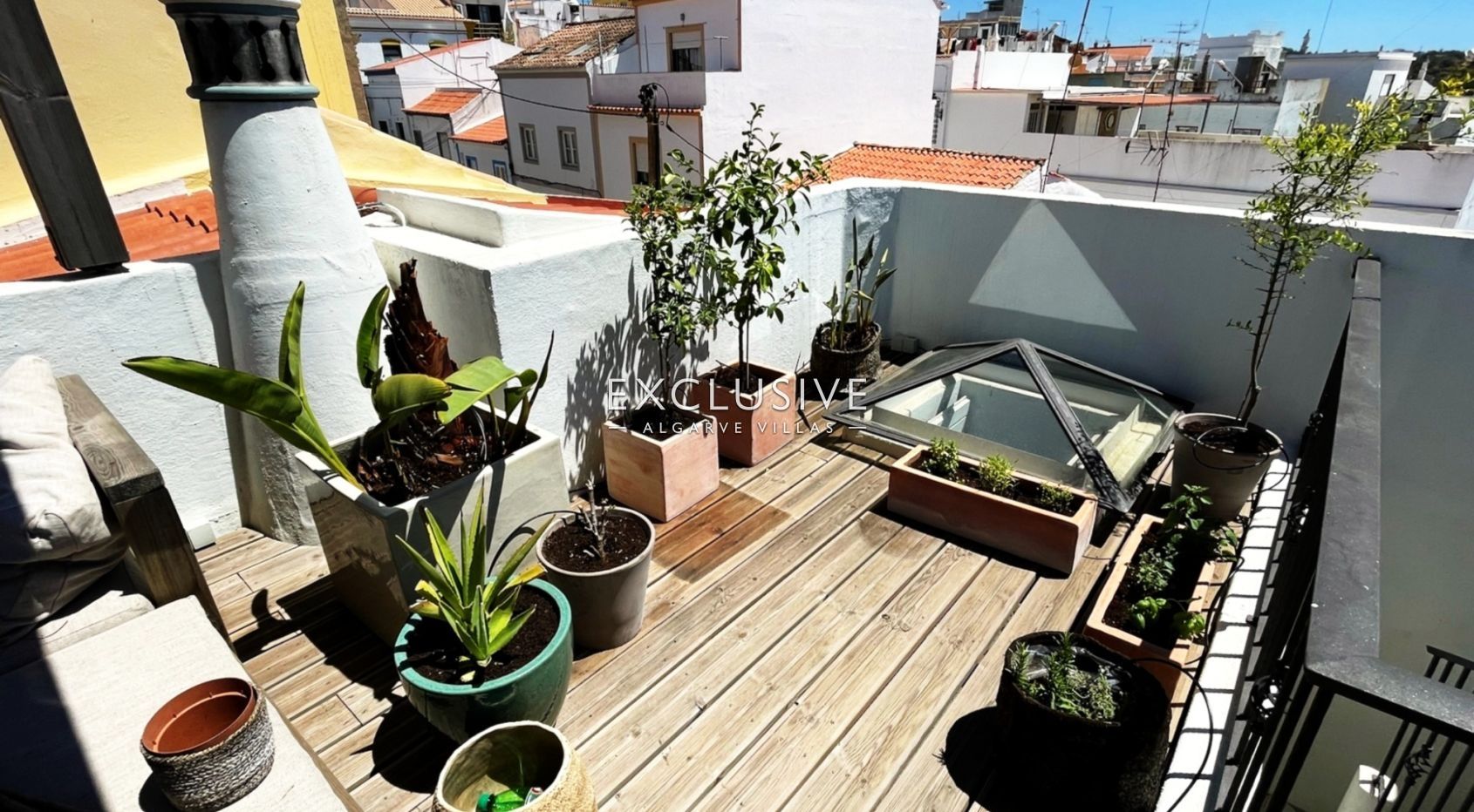 Reizendes Reihenhaus (T0 + 2) mit Dachterrasse und Innenhofgarten, Estômbar, Algarve