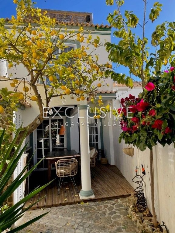 Reizendes Reihenhaus (T0 + 2) mit Dachterrasse und Innenhofgarten, Estômbar, Algarve