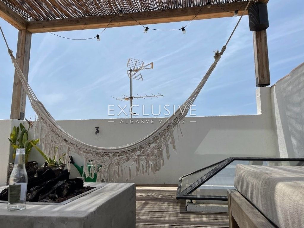 Reizendes Reihenhaus (T0 + 2) mit Dachterrasse und Innenhofgarten, Estômbar, Algarve