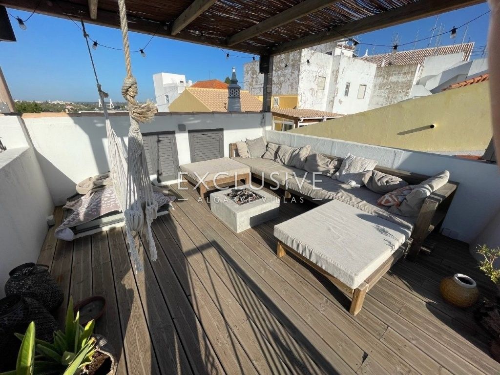 Reizendes Reihenhaus (T0 + 2) mit Dachterrasse und Innenhofgarten, Estômbar, Algarve