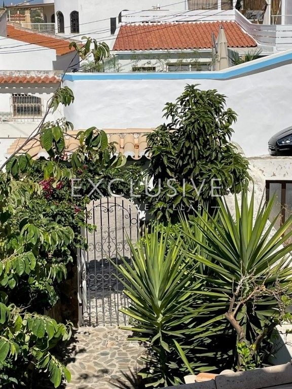 Reizendes Reihenhaus (T0 + 2) mit Dachterrasse und Innenhofgarten, Estômbar, Algarve
