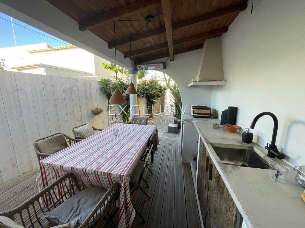 Reizendes Reihenhaus (T0 + 2) mit Dachterrasse und Innenhofgarten, Estômbar, Algarve