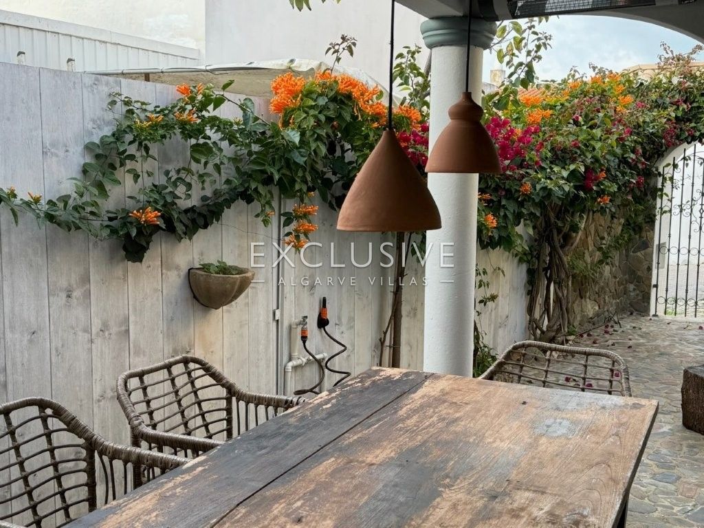 Reizendes Reihenhaus (T0 + 2) mit Dachterrasse und Innenhofgarten, Estômbar, Algarve
