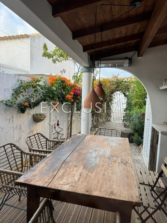 Reizendes Reihenhaus (T0 + 2) mit Dachterrasse und Innenhofgarten, Estômbar, Algarve