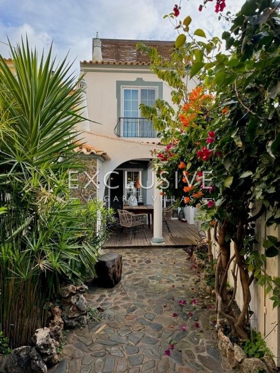 Reizendes Reihenhaus (T0 + 2) mit Dachterrasse und Innenhofgarten, Estômbar, Algarve