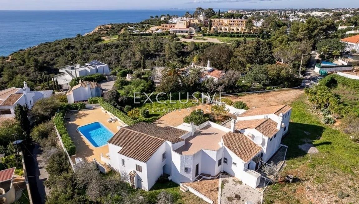 Haus mit großem Grundstück zum Renovieren in Strandnähe in Carvoeiro