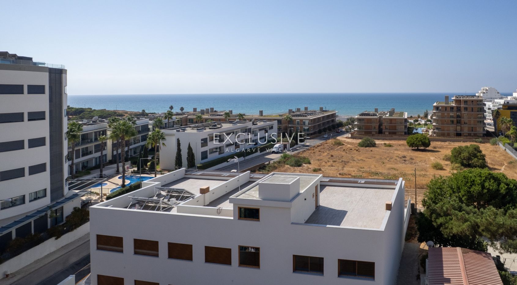 Modernes Apartment mit zwei Schlafzimmern in Quarteira, nur wenige Schritte vom Meer entfernt