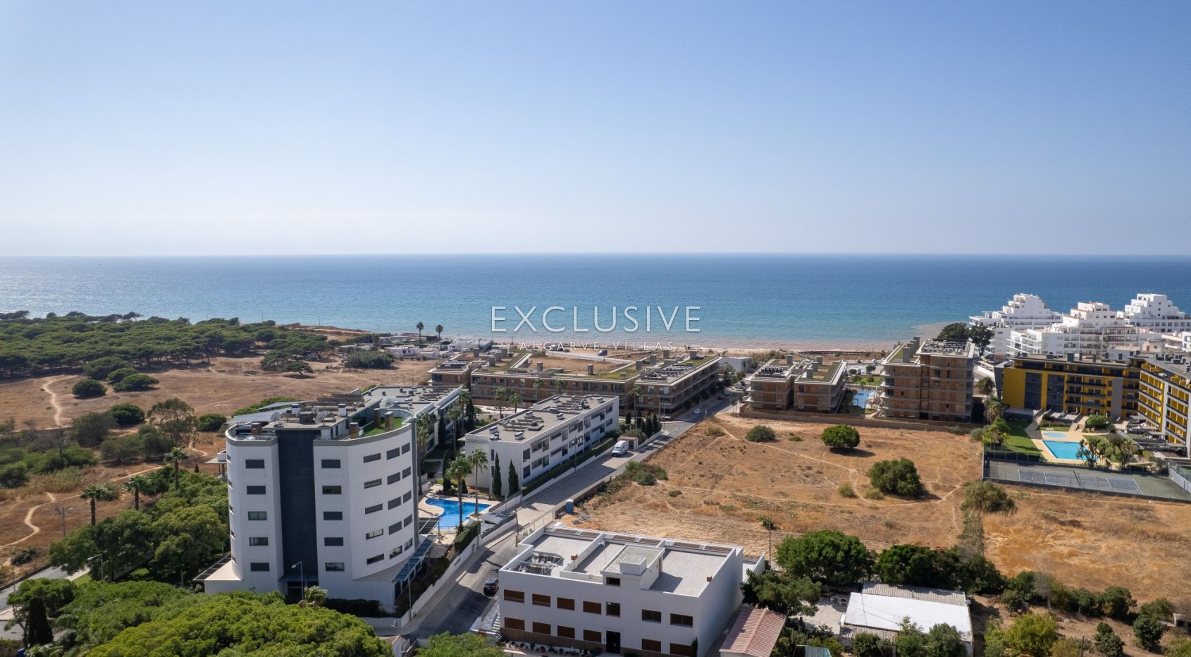 Modernes Apartment mit zwei Schlafzimmern in Quarteira, nur wenige Schritte vom Meer entfernt