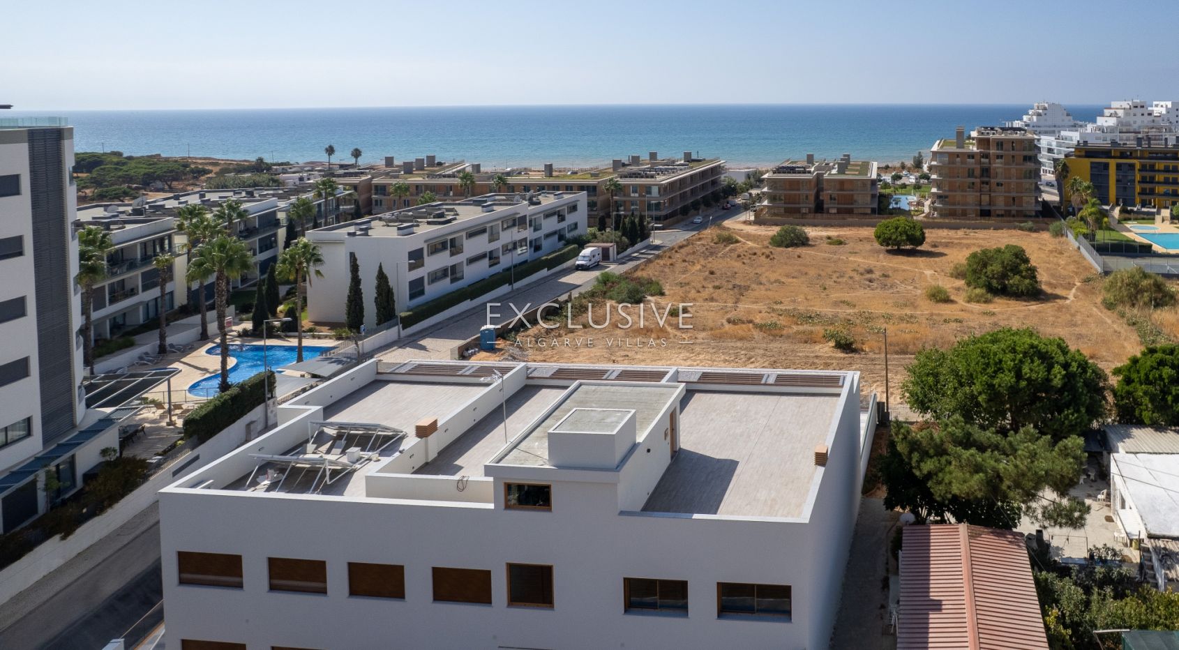 Modernes Apartment mit zwei Schlafzimmern in Quarteira, nur wenige Schritte vom Meer entfernt