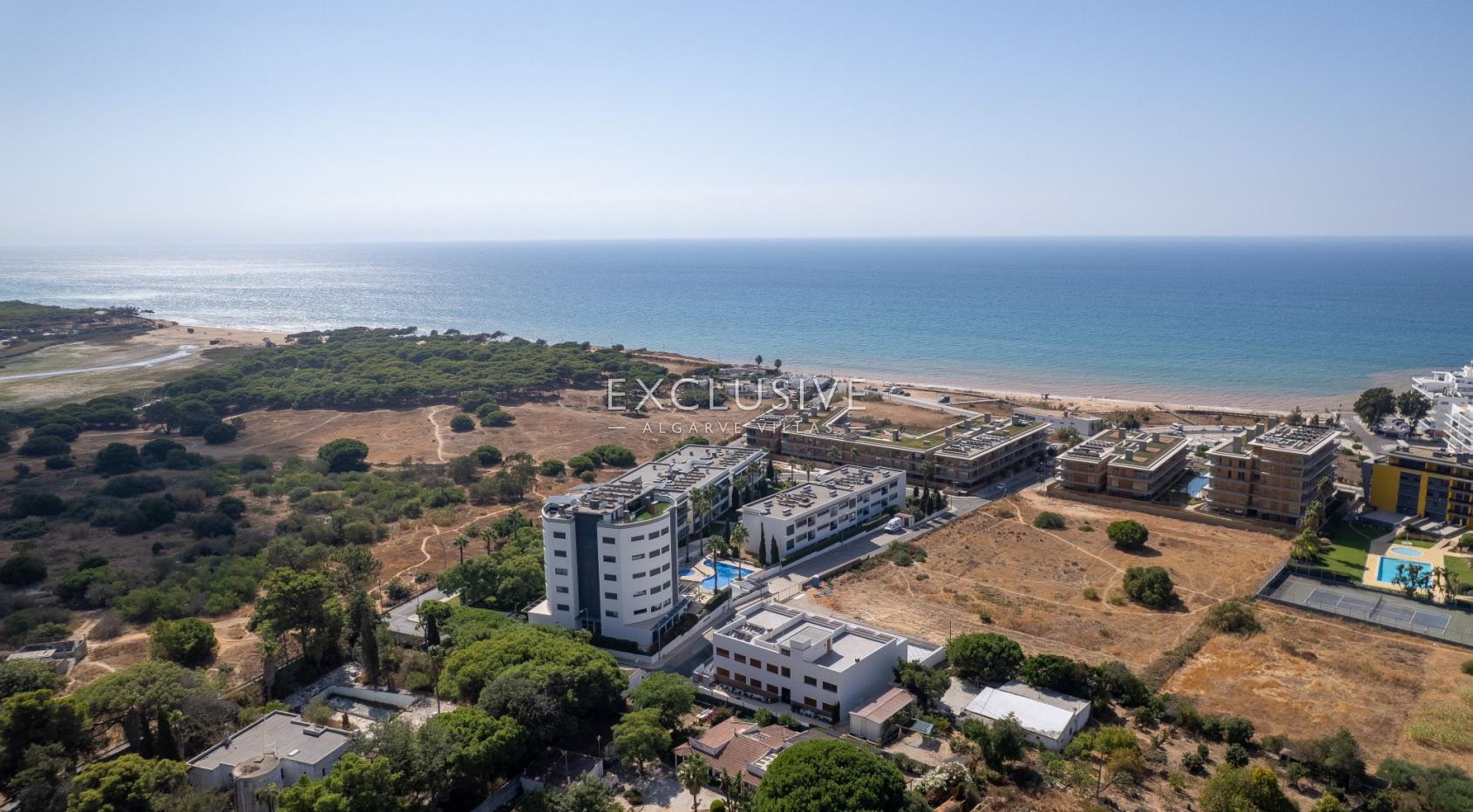 Modernes Apartment mit zwei Schlafzimmern in Quarteira, nur wenige Schritte vom Meer entfernt