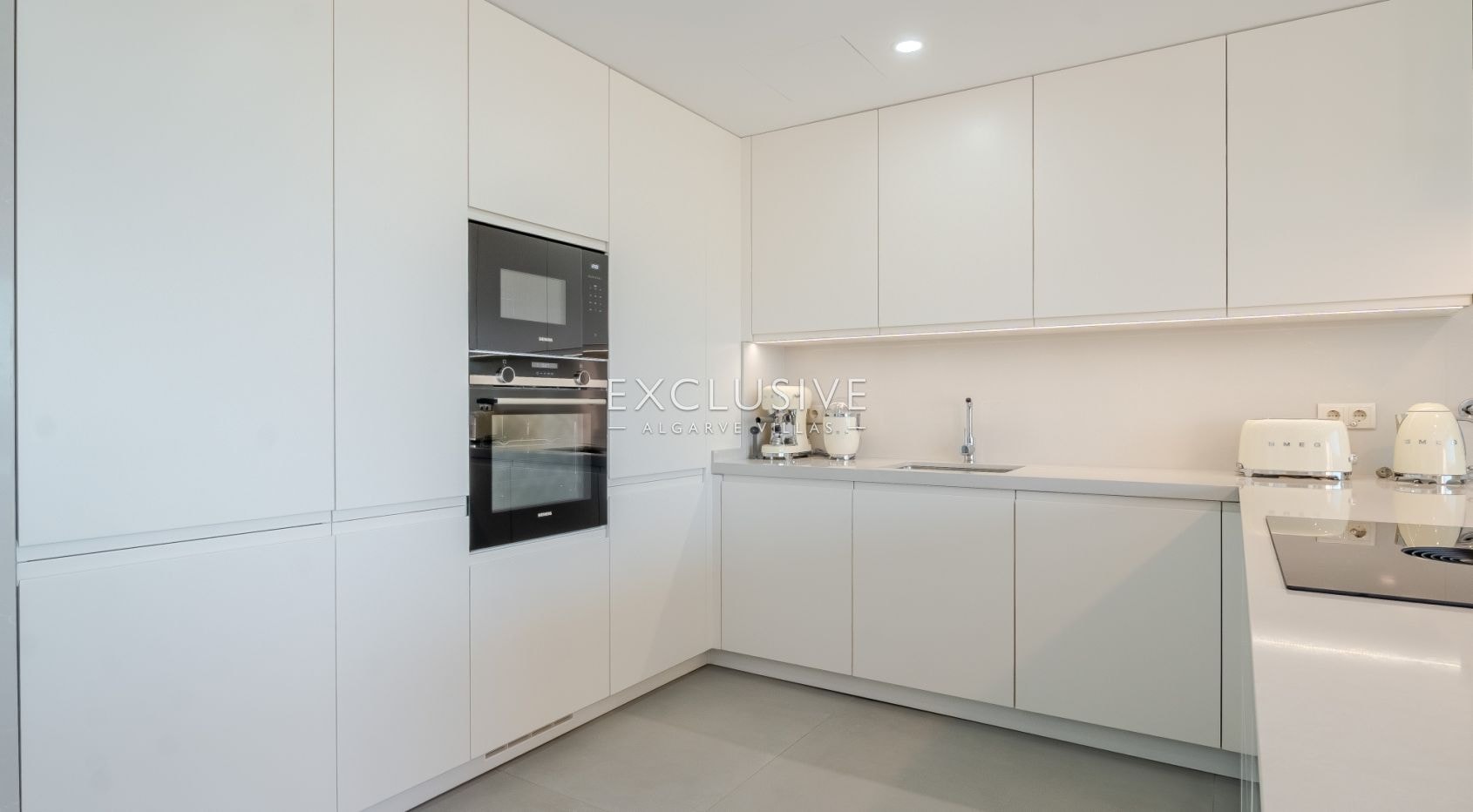 Modernes Apartment mit zwei Schlafzimmern in Quarteira, nur wenige Schritte vom Meer entfernt