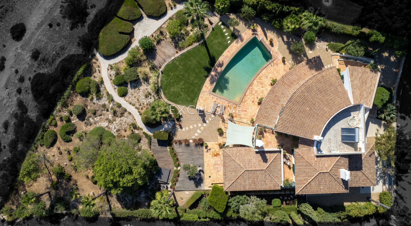 Luxuriöse Villa mit 3+1 Schlafzimmern direkt am Meer und 2 Pools in Carvoeiro mit wunderschönem Meer