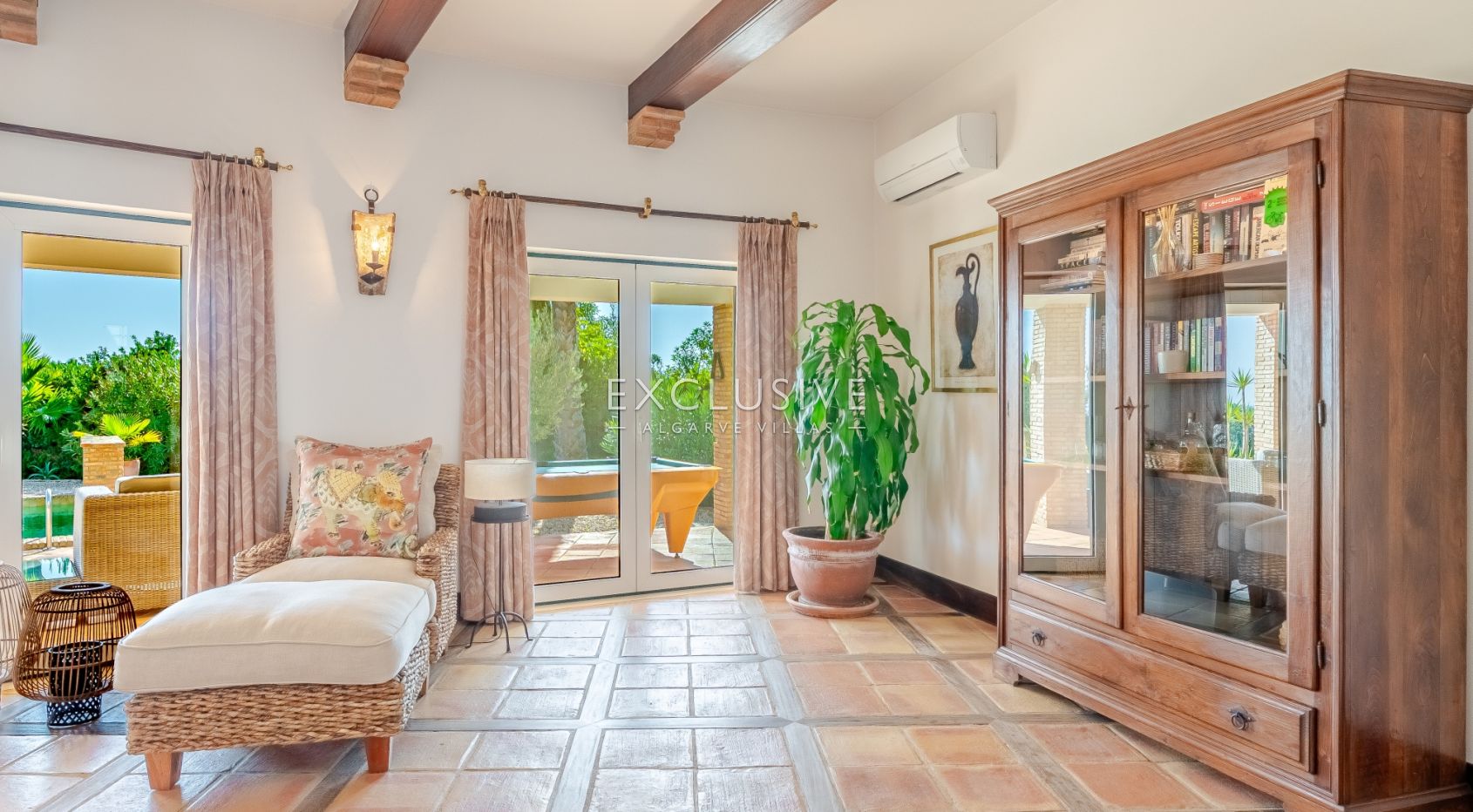 Luxuriöse Villa mit 3+1 Schlafzimmern direkt am Meer und 2 Pools in Carvoeiro mit wunderschönem Meer