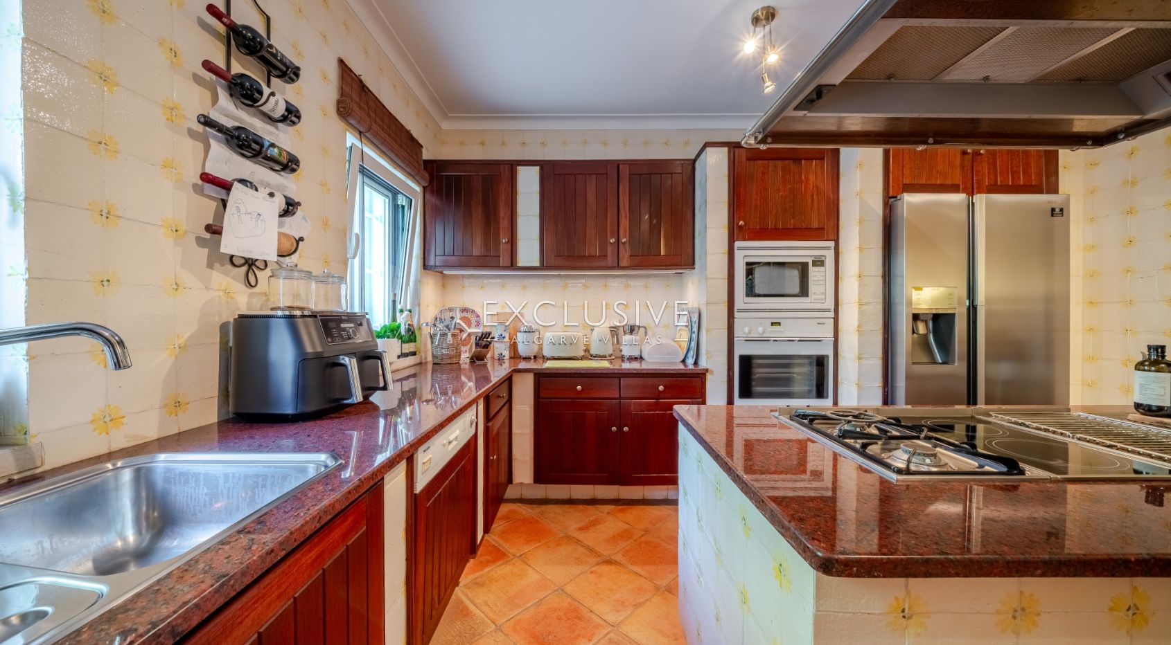 Luxuriöse Villa mit 3+1 Schlafzimmern direkt am Meer und 2 Pools in Carvoeiro mit wunderschönem Meer