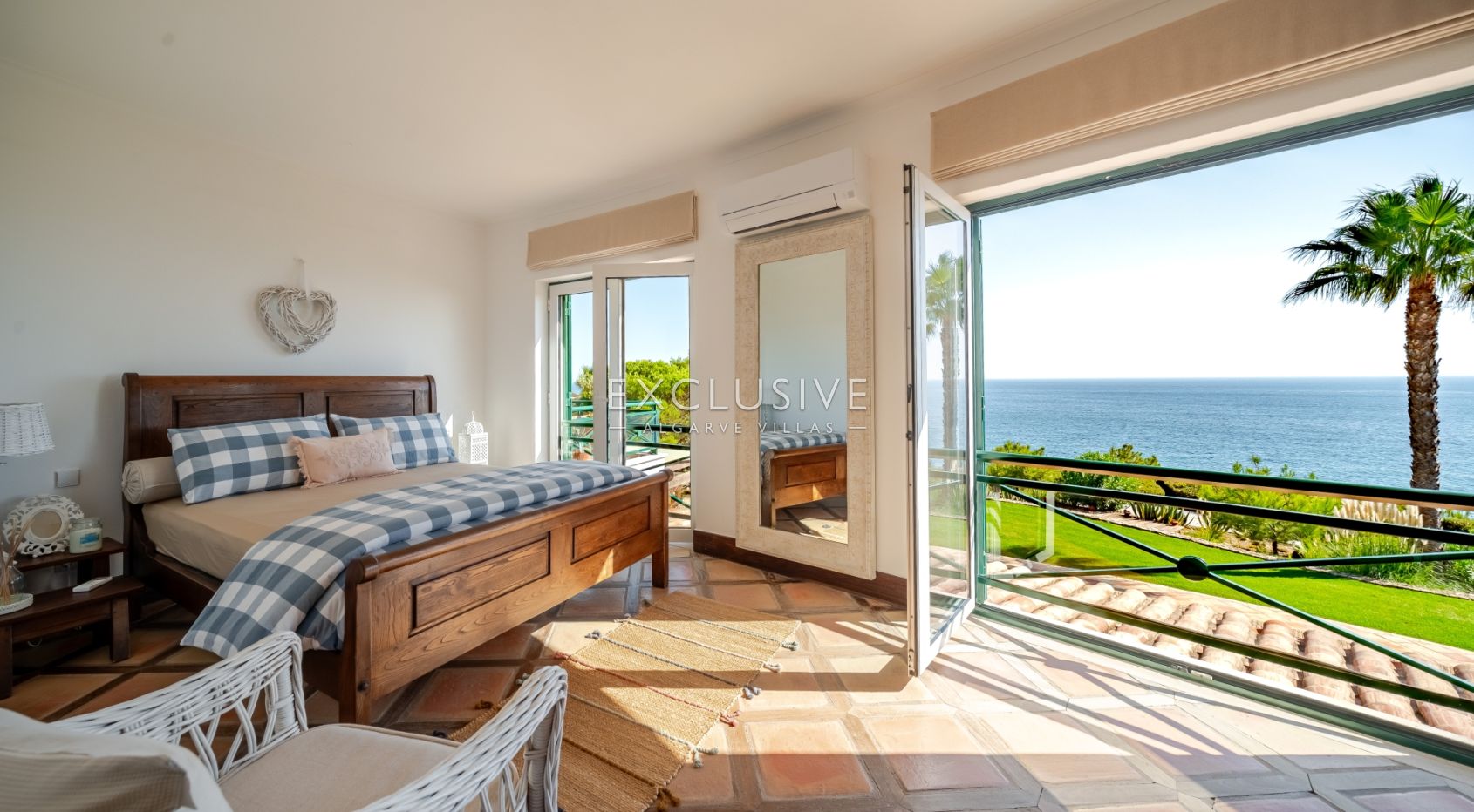 Luxuriöse Villa mit 3+1 Schlafzimmern direkt am Meer und 2 Pools in Carvoeiro mit wunderschönem Meer