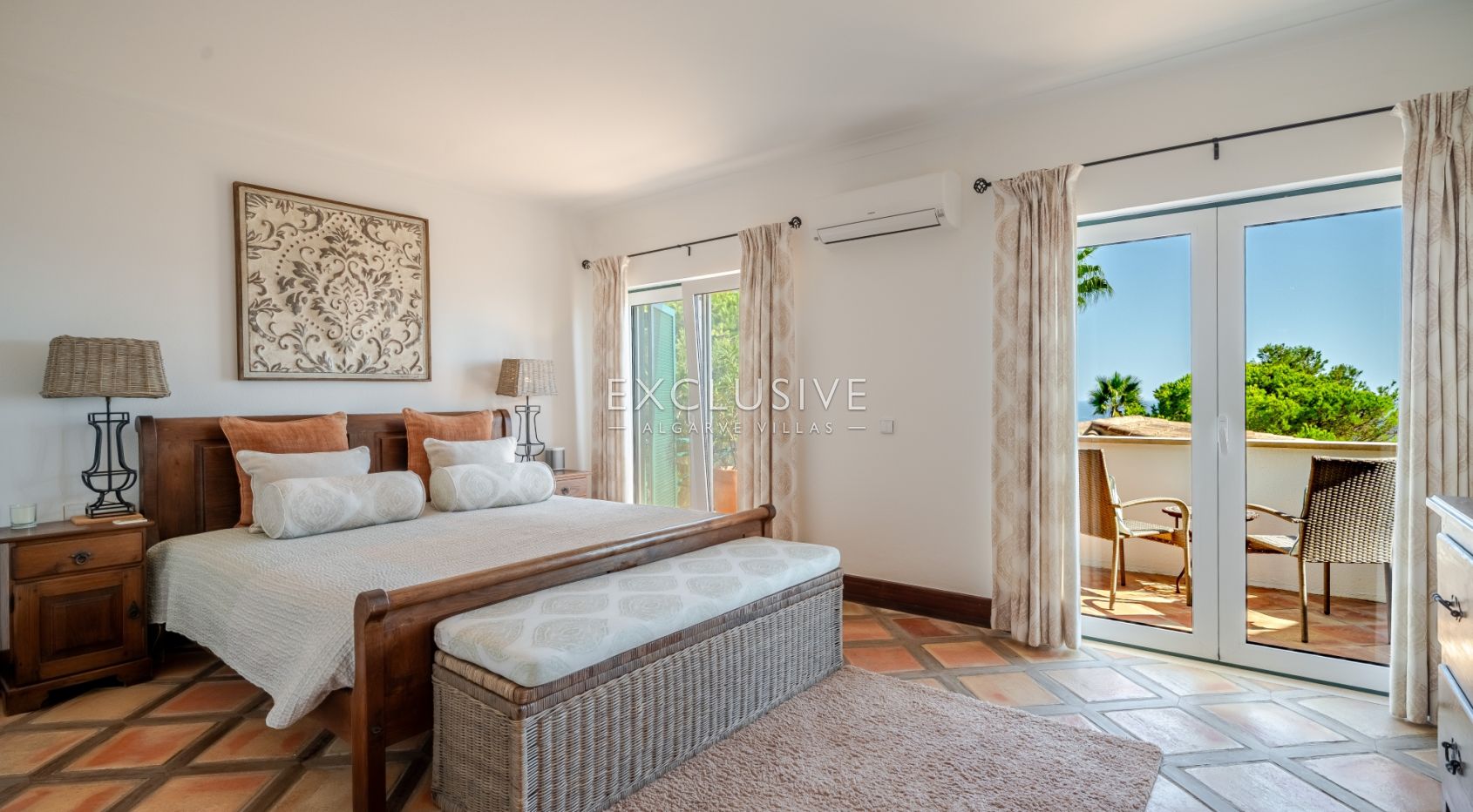 Luxuriöse Villa mit 3+1 Schlafzimmern direkt am Meer und 2 Pools in Carvoeiro mit wunderschönem Meer