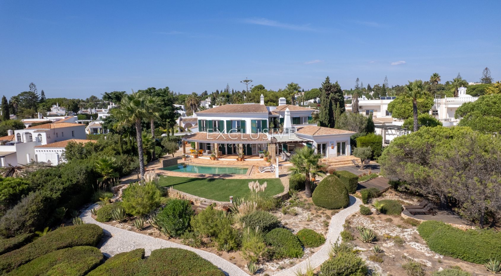 Luxuriöse Villa mit 3+1 Schlafzimmern direkt am Meer und 2 Pools in Carvoeiro mit wunderschönem Meer