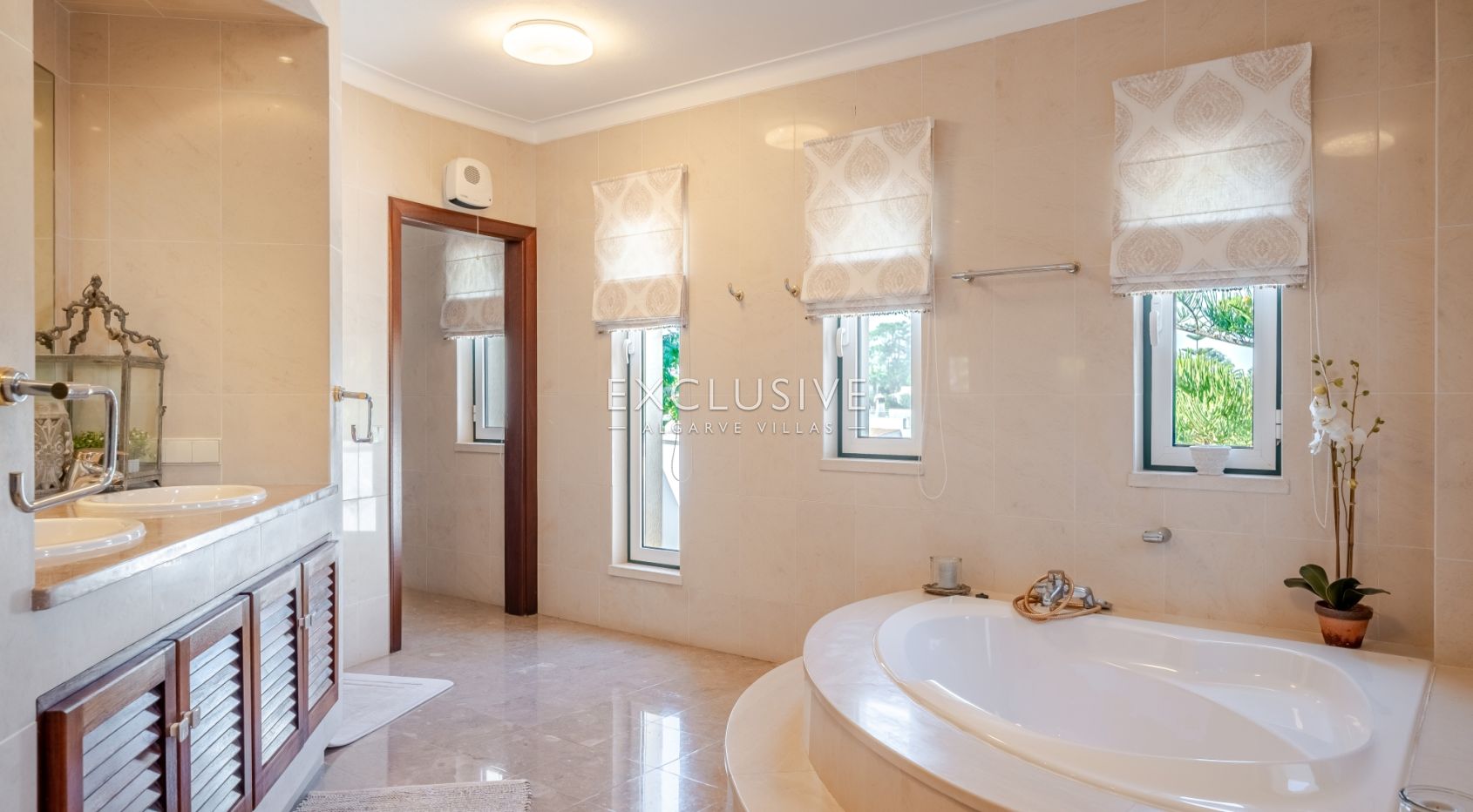 Luxuriöse Villa mit 3+1 Schlafzimmern direkt am Meer und 2 Pools in Carvoeiro mit wunderschönem Meer