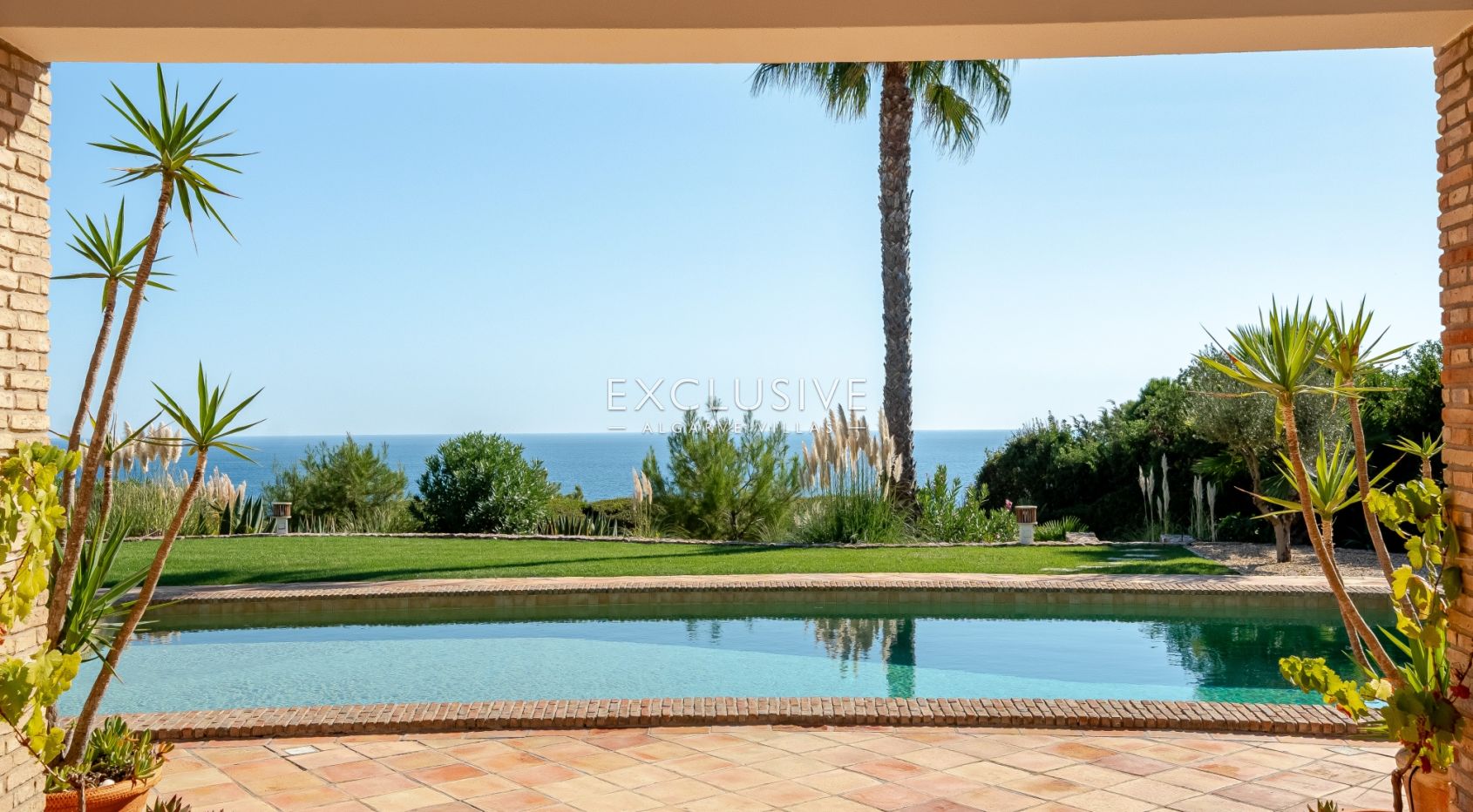 Luxuriöse Villa mit 3+1 Schlafzimmern direkt am Meer und 2 Pools in Carvoeiro mit wunderschönem Meer