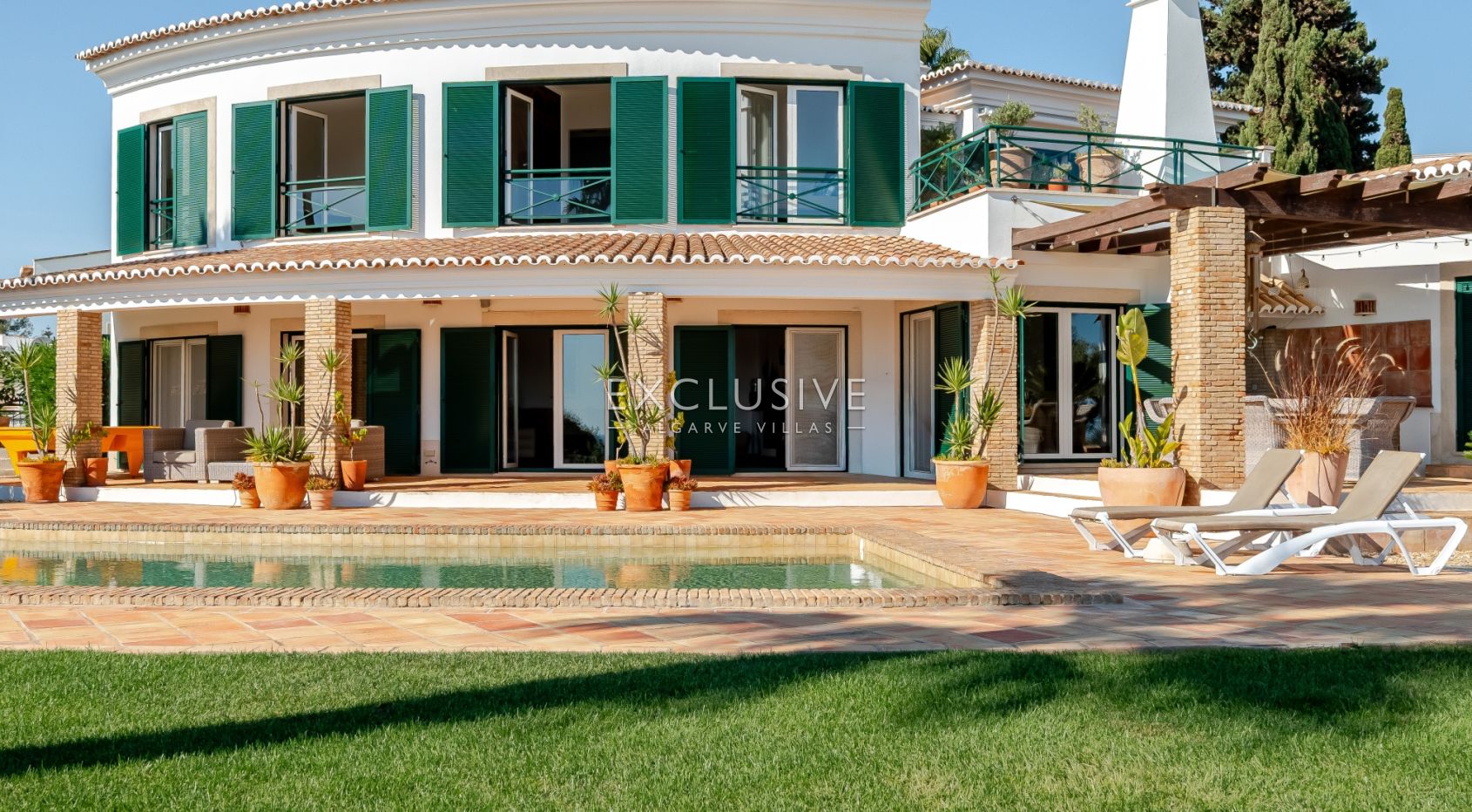 Luxuriöse Villa mit 3+1 Schlafzimmern direkt am Meer und 2 Pools in Carvoeiro mit wunderschönem Meer