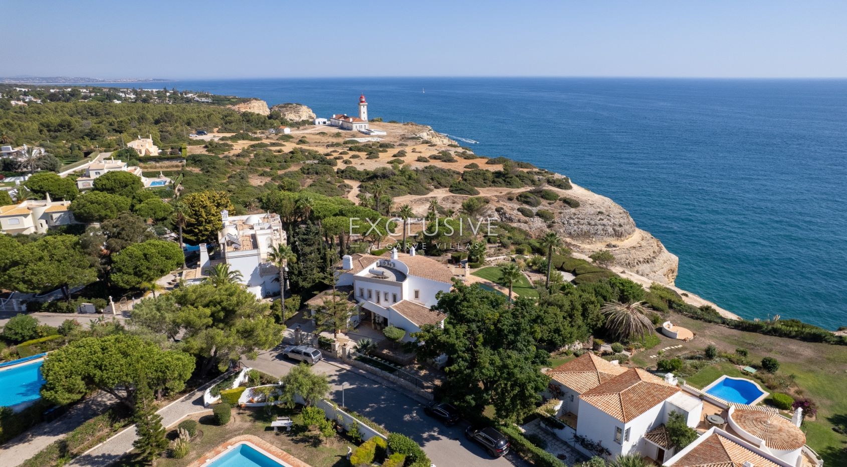 Luxuriöse Villa mit 3+1 Schlafzimmern direkt am Meer und 2 Pools in Carvoeiro mit wunderschönem Meer