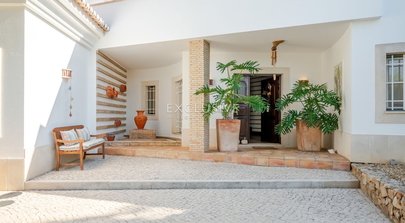 Luxuriöse Villa mit 3+1 Schlafzimmern direkt am Meer und 2 Pools in Carvoeiro mit wunderschönem Meer