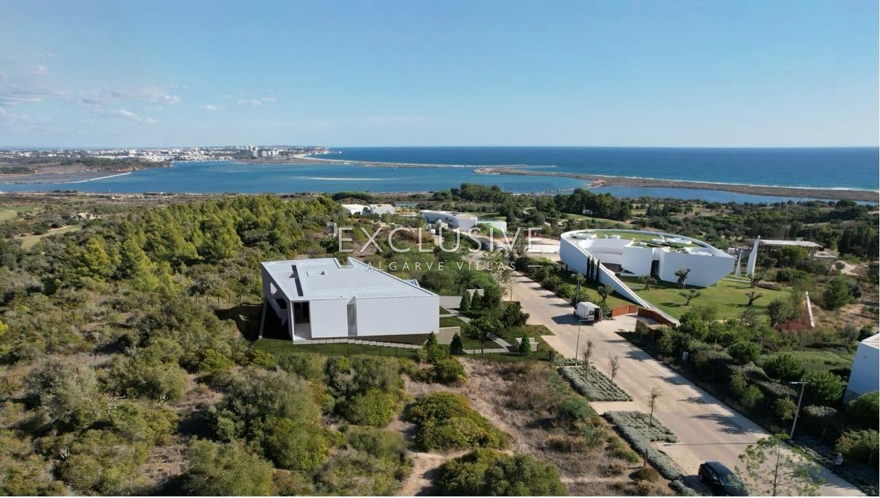 Terreno exclusivo de 5000m2 com projeto aprovado de moradia no Palmares Golf Resort