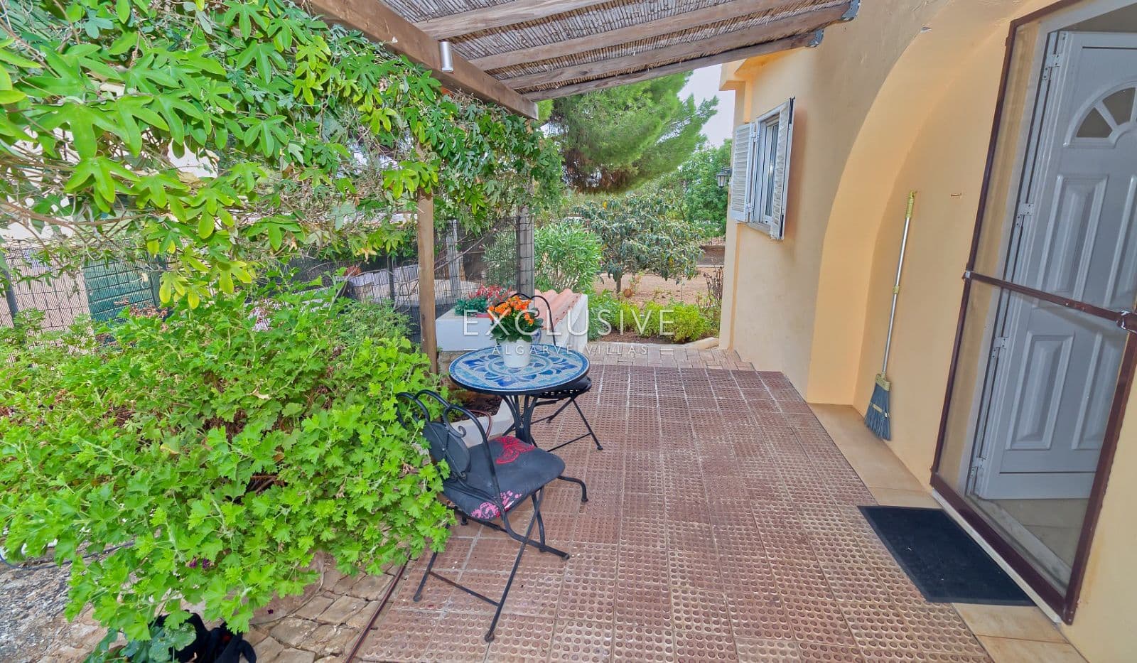 Freistehende Villa mit 4 Schlafzimmern, Pool und großem Grundstück in Alcantarilha, Sil-2