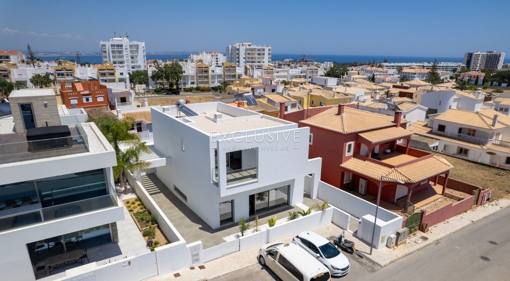 Moderne, brandneue Villa mit 4 Schlafzimmern in Lagos, 1,5 km vom Strand von Porto de M