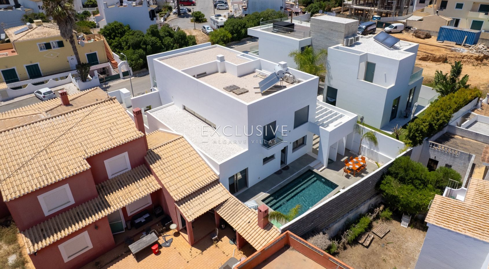 Moderne, brandneue Villa mit 4 Schlafzimmern in Lagos, 1,5 km vom Strand von Porto de M