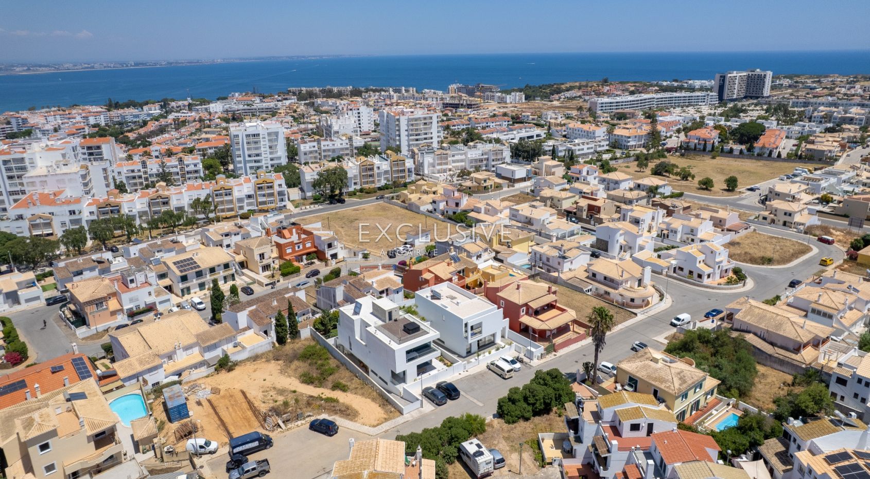 Moderne, brandneue Villa mit 4 Schlafzimmern in Lagos, 1,5 km vom Strand von Porto de M