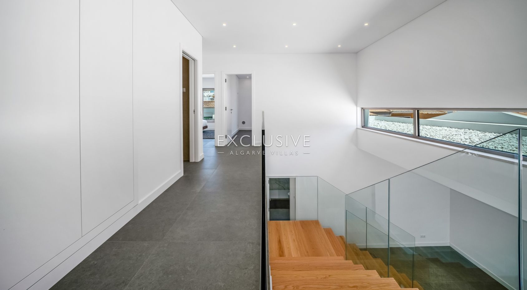 Moderne, brandneue Villa mit 4 Schlafzimmern in Lagos, 1,5 km vom Strand von Porto de M