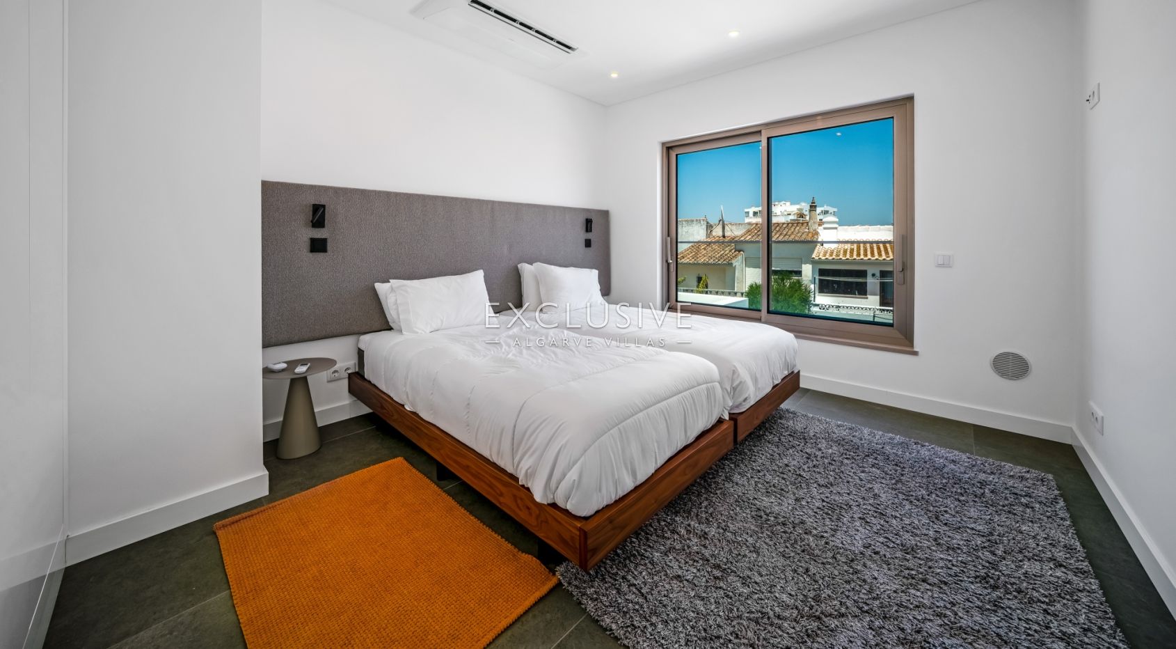 Moderne, brandneue Villa mit 4 Schlafzimmern in Lagos, 1,5 km vom Strand von Porto de M