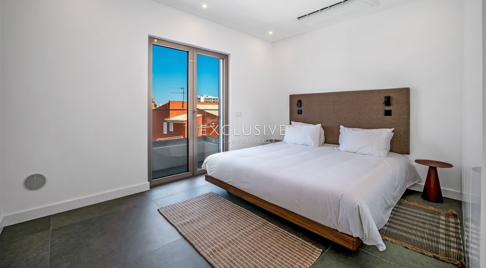 Moderne, brandneue Villa mit 4 Schlafzimmern in Lagos, 1,5 km vom Strand von Porto de M