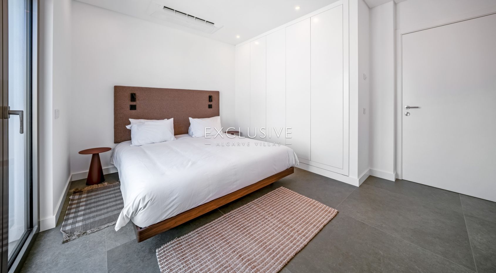 Moderne, brandneue Villa mit 4 Schlafzimmern in Lagos, 1,5 km vom Strand von Porto de M