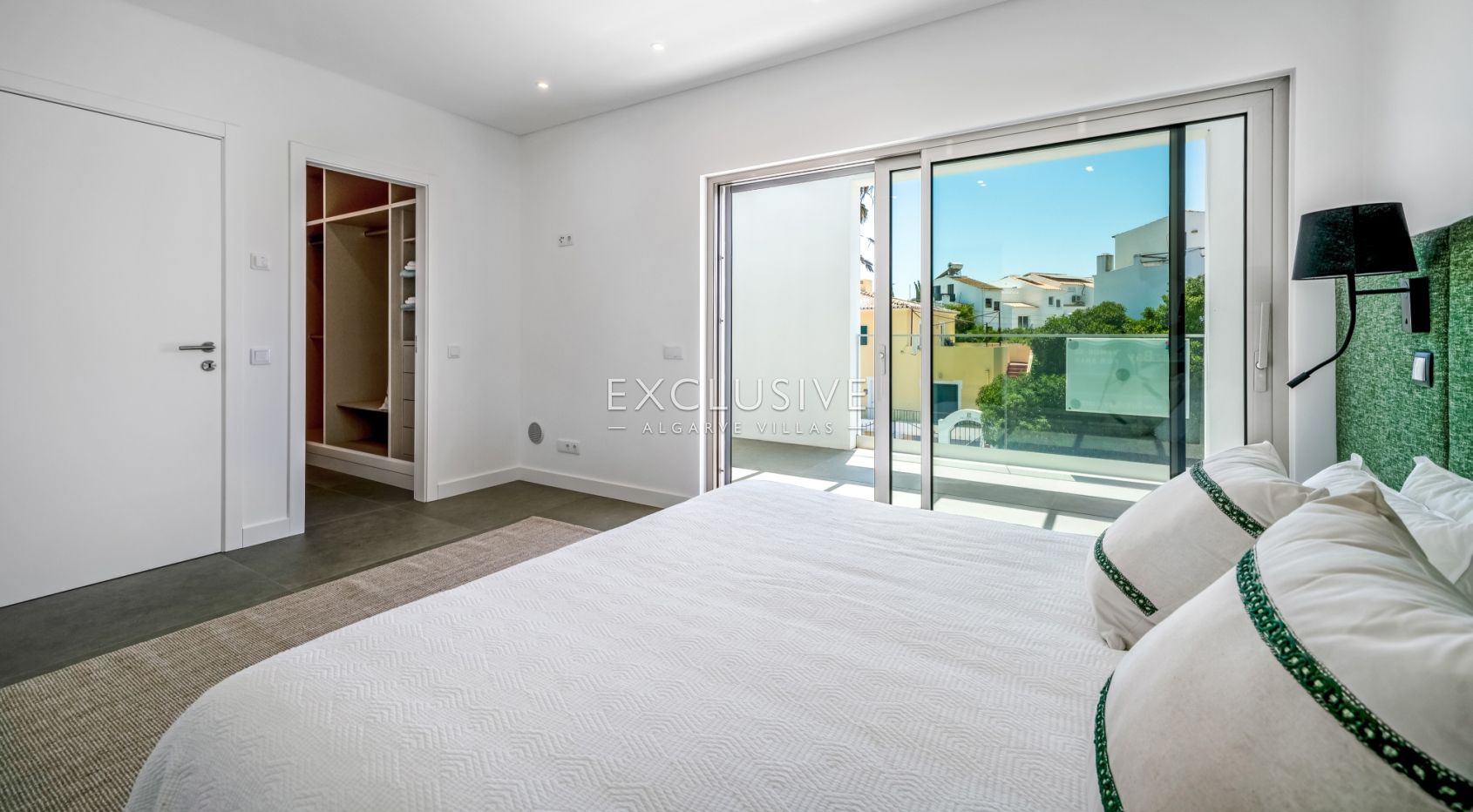 Moderne, brandneue Villa mit 4 Schlafzimmern in Lagos, 1,5 km vom Strand von Porto de M