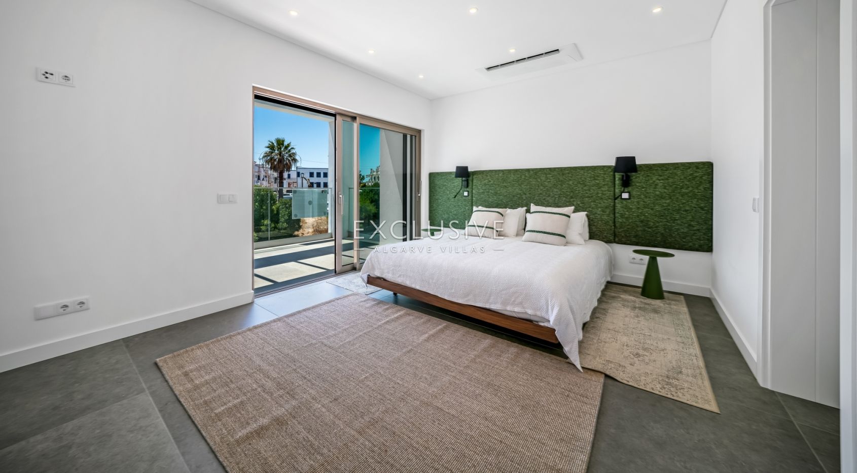 Moderne, brandneue Villa mit 4 Schlafzimmern in Lagos, 1,5 km vom Strand von Porto de M