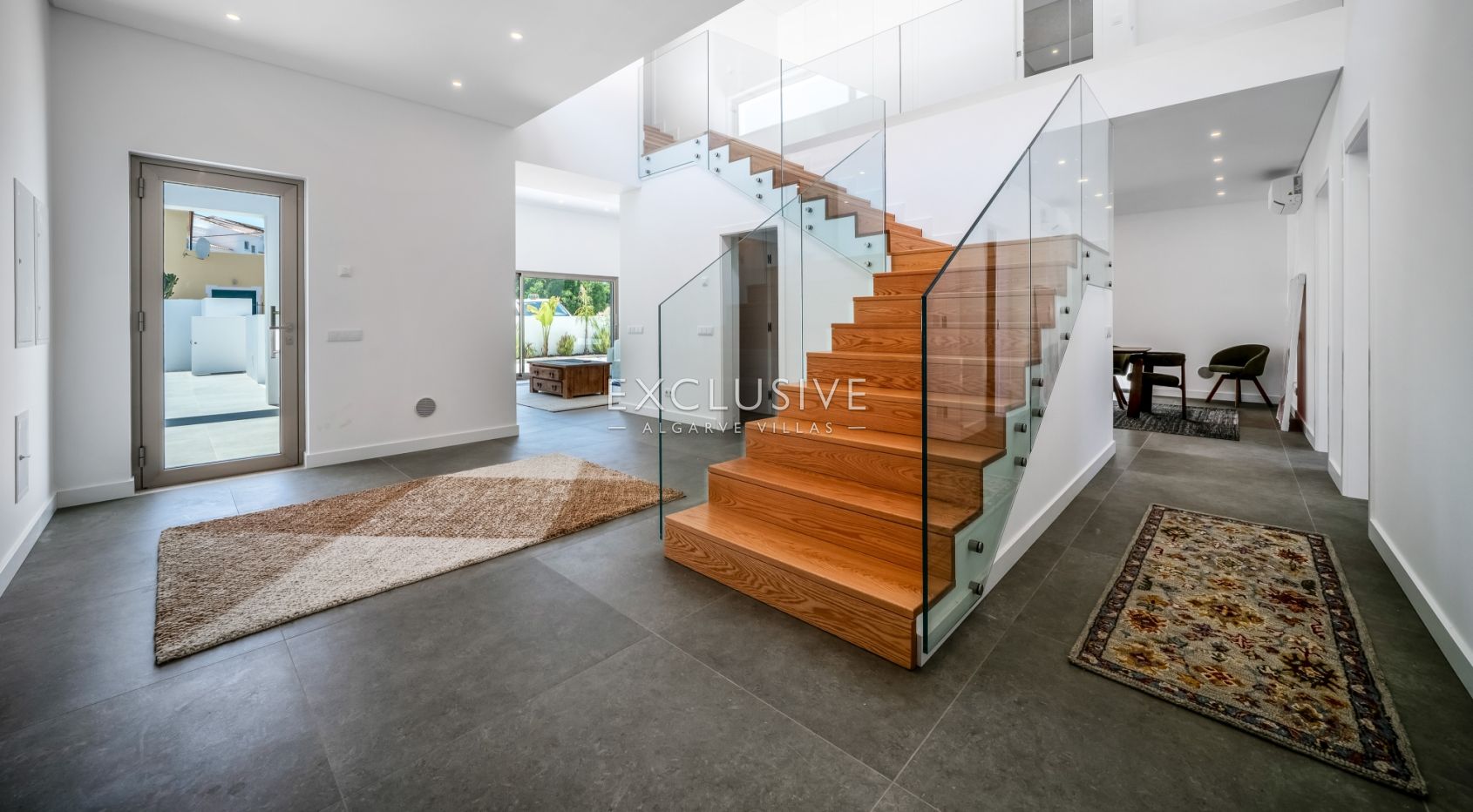 Moderne, brandneue Villa mit 4 Schlafzimmern in Lagos, 1,5 km vom Strand von Porto de M