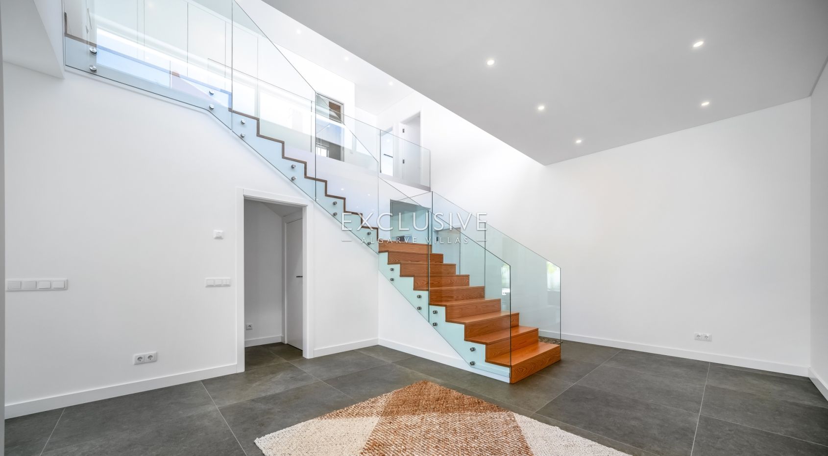 Moderne, brandneue Villa mit 4 Schlafzimmern in Lagos, 1,5 km vom Strand von Porto de M