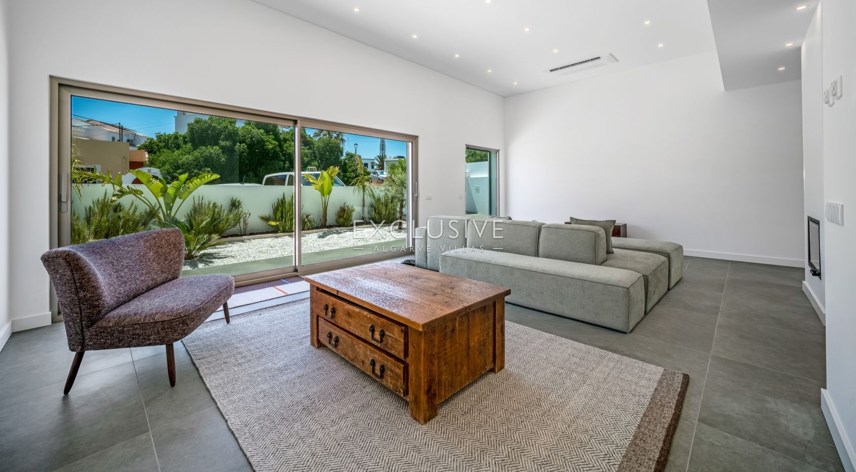 Moderne, brandneue Villa mit 4 Schlafzimmern in Lagos, 1,5 km vom Strand von Porto de M