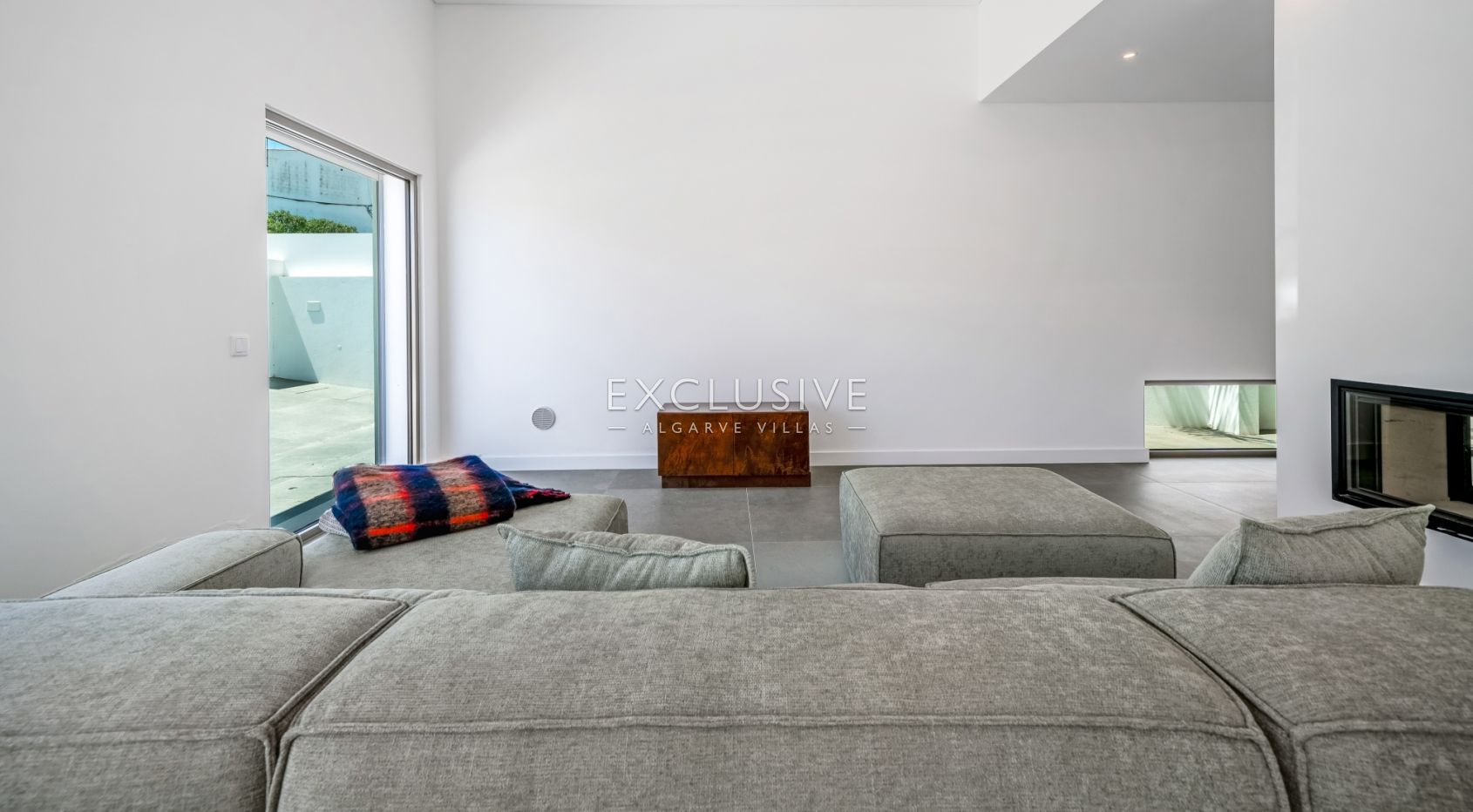 Moderne, brandneue Villa mit 4 Schlafzimmern in Lagos, 1,5 km vom Strand von Porto de M