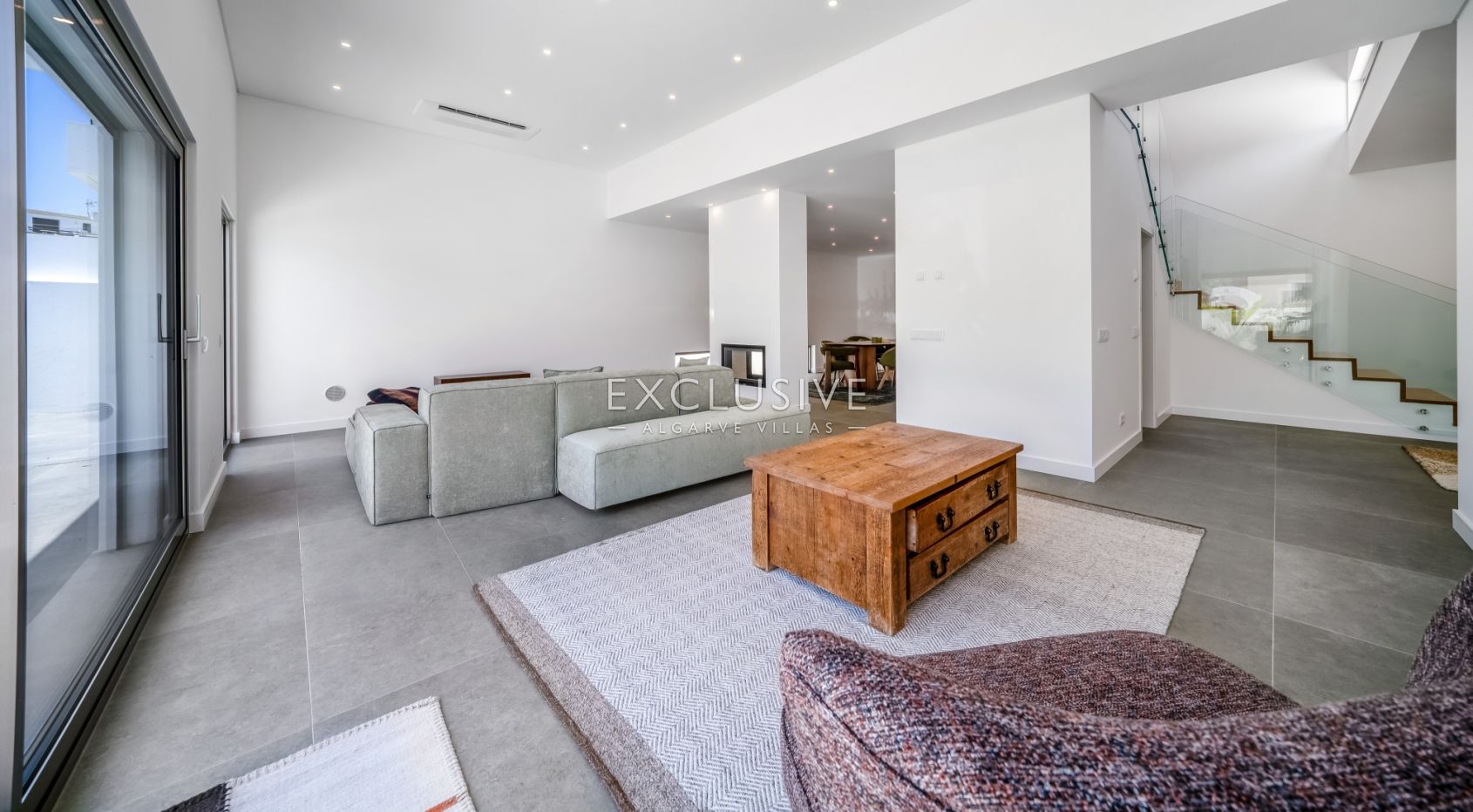 Moderne, brandneue Villa mit 4 Schlafzimmern in Lagos, 1,5 km vom Strand von Porto de M