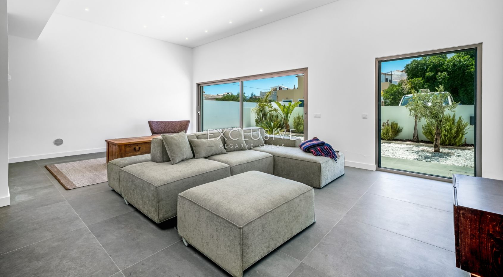 Moderne, brandneue Villa mit 4 Schlafzimmern in Lagos, 1,5 km vom Strand von Porto de M