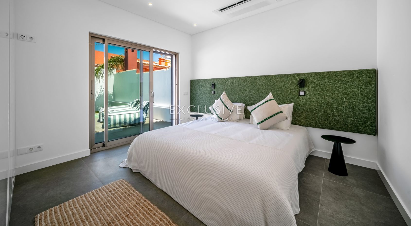 Moderne, brandneue Villa mit 4 Schlafzimmern in Lagos, 1,5 km vom Strand von Porto de M