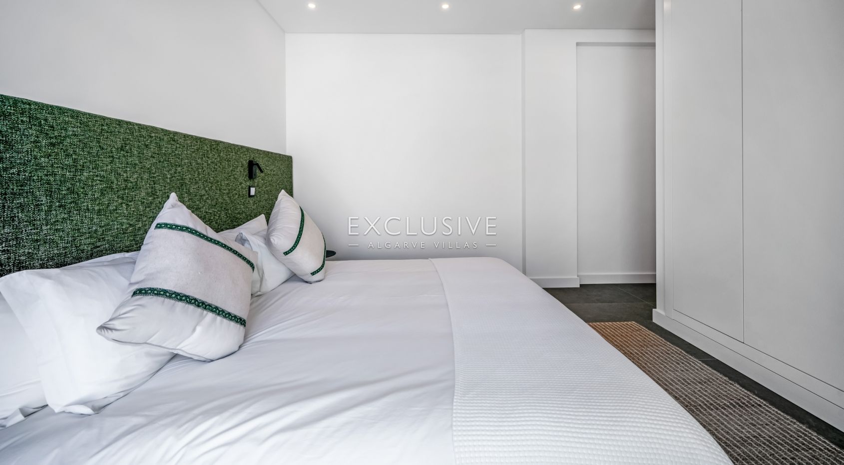 Moderne, brandneue Villa mit 4 Schlafzimmern in Lagos, 1,5 km vom Strand von Porto de M