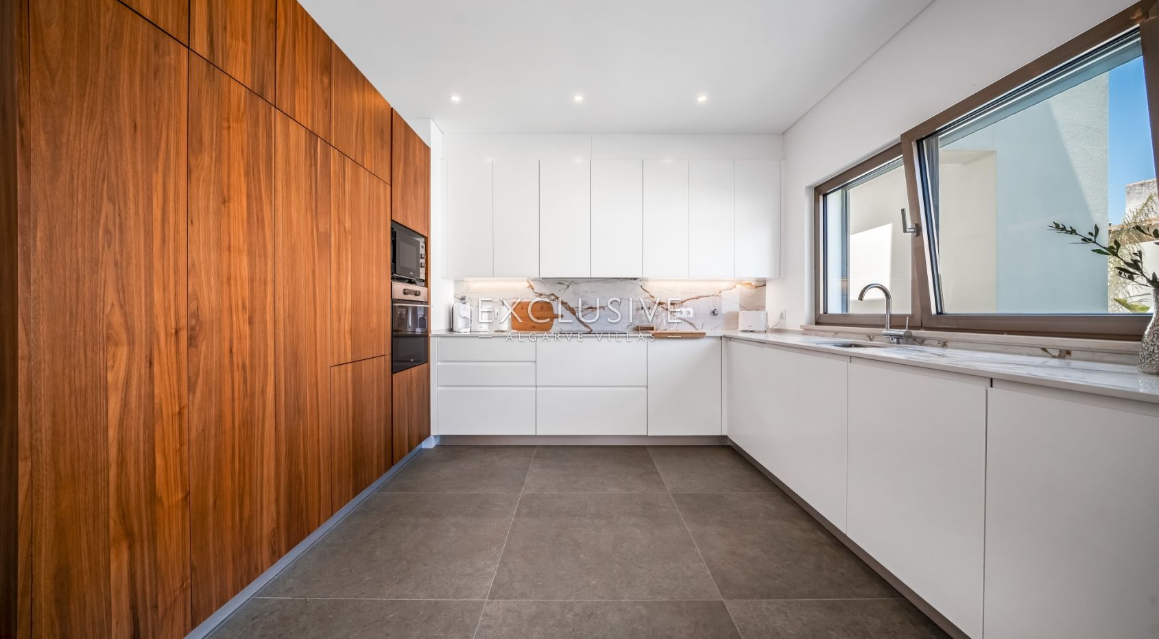 Moderne, brandneue Villa mit 4 Schlafzimmern in Lagos, 1,5 km vom Strand von Porto de M