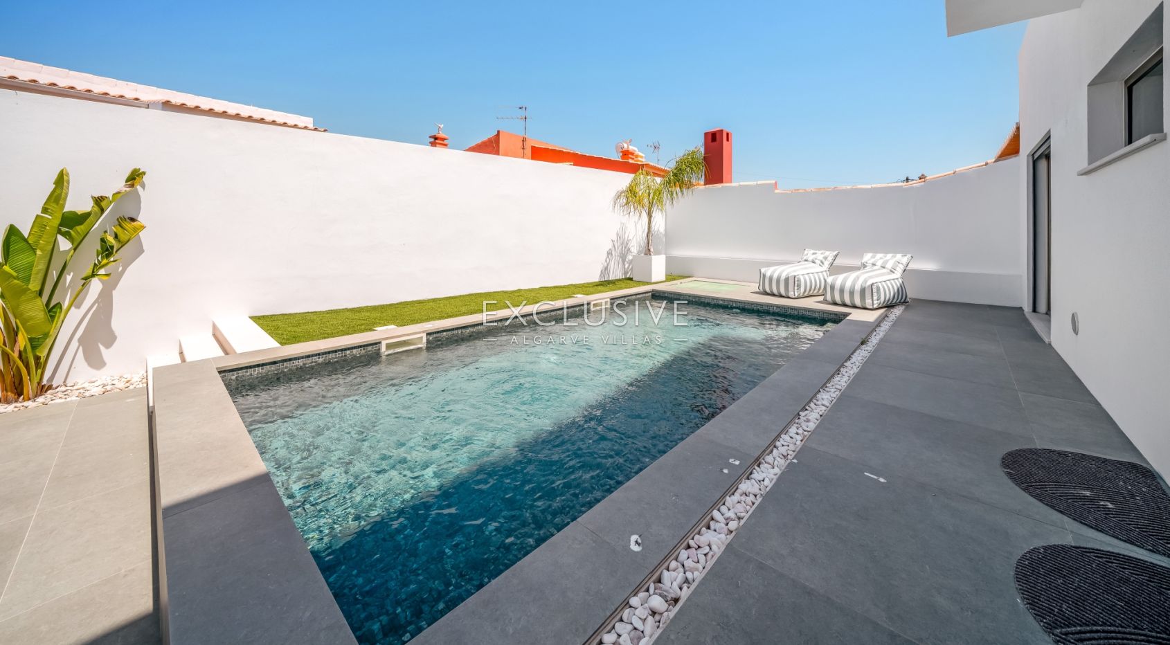 Moderne, brandneue Villa mit 4 Schlafzimmern in Lagos, 1,5 km vom Strand von Porto de M