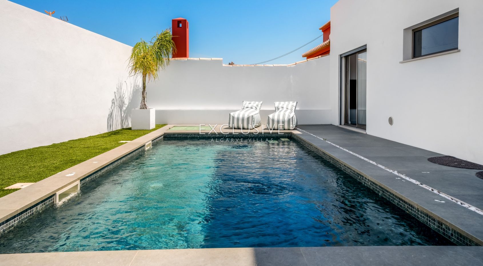 Moderne, brandneue Villa mit 4 Schlafzimmern in Lagos, 1,5 km vom Strand von Porto de M