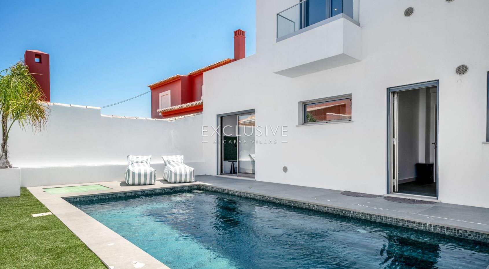 Moderne, brandneue Villa mit 4 Schlafzimmern in Lagos, 1,5 km vom Strand von Porto de M