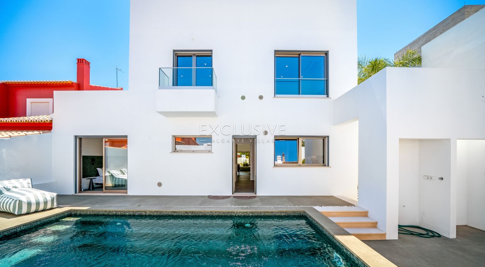 Moderne, brandneue Villa mit 4 Schlafzimmern in Lagos, 1,5 km vom Strand von Porto de M